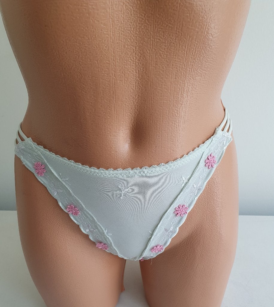 Mooi witte string met roze bloemetjes maat XS/S NIEUW, Ophalen of Verzenden, Wit, String