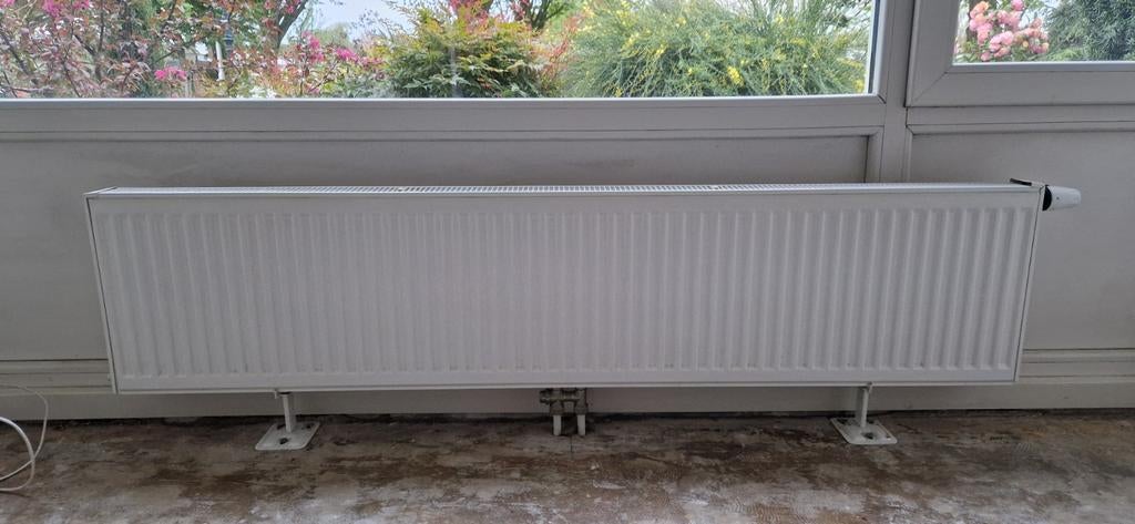 2 mooie radiatoren met midden aansluiting, Ophalen, 30 tot 80 cm, Gebruikt, Radiator