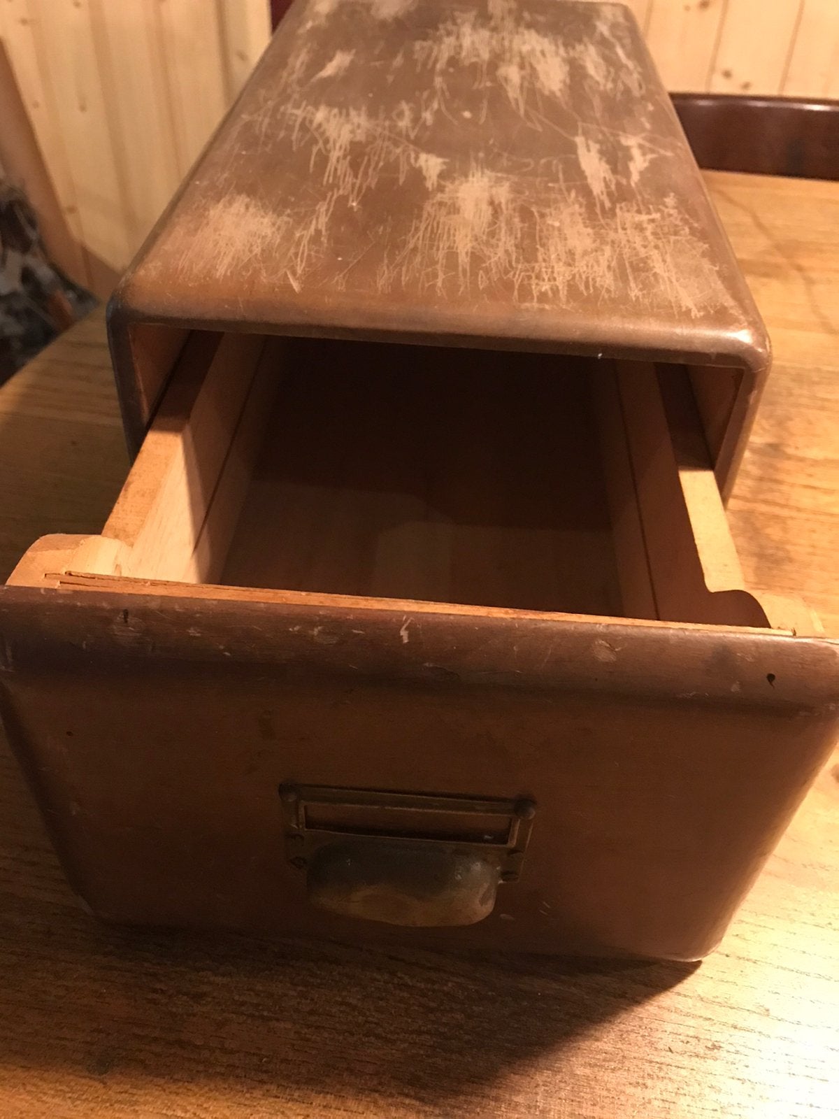 Oude houten archiefbak, Ophalen
