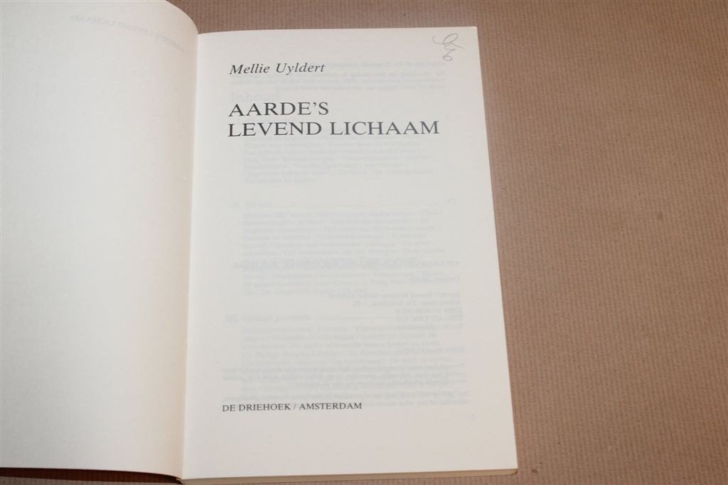 Aarde\'s Levend Lichaam — Mellie Uyldert Aardstralen 1984, Ophalen of Verzenden, Gelezen, Overige onderwerpen, Achtergrond en Informatie