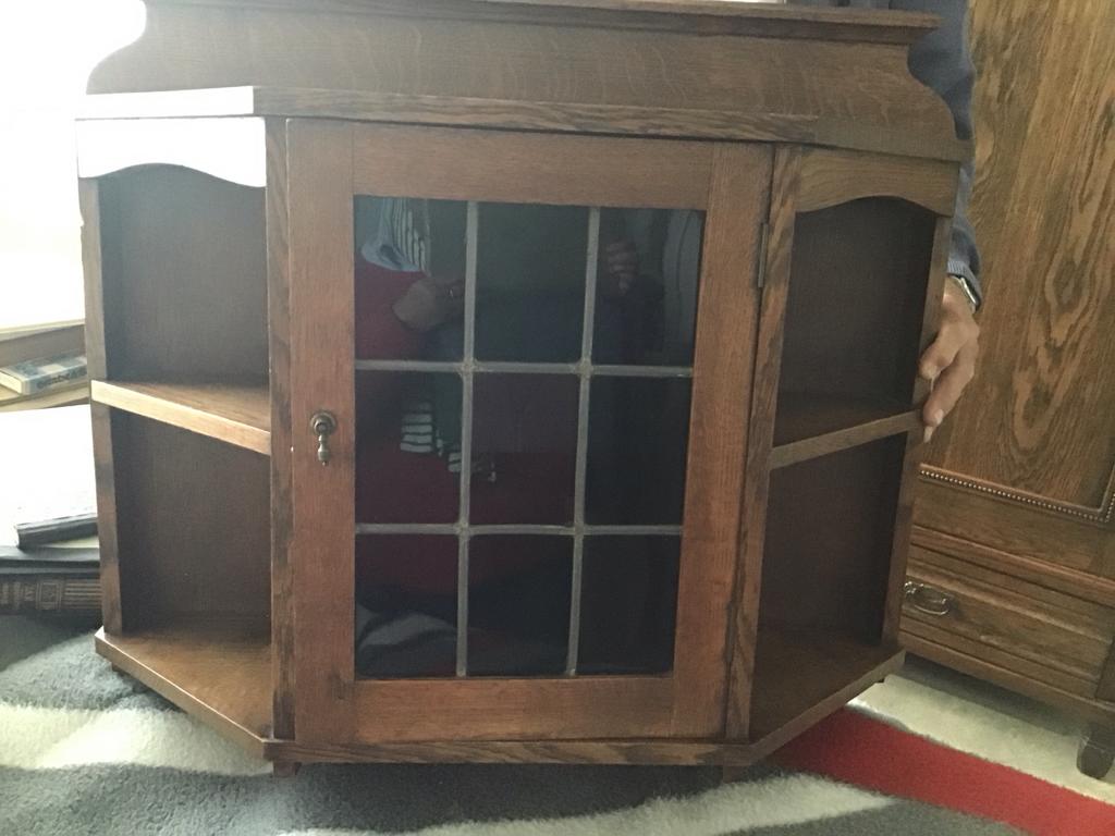 Eikenhouten wand vitrine  kastjemet glas in lood, Ophalen