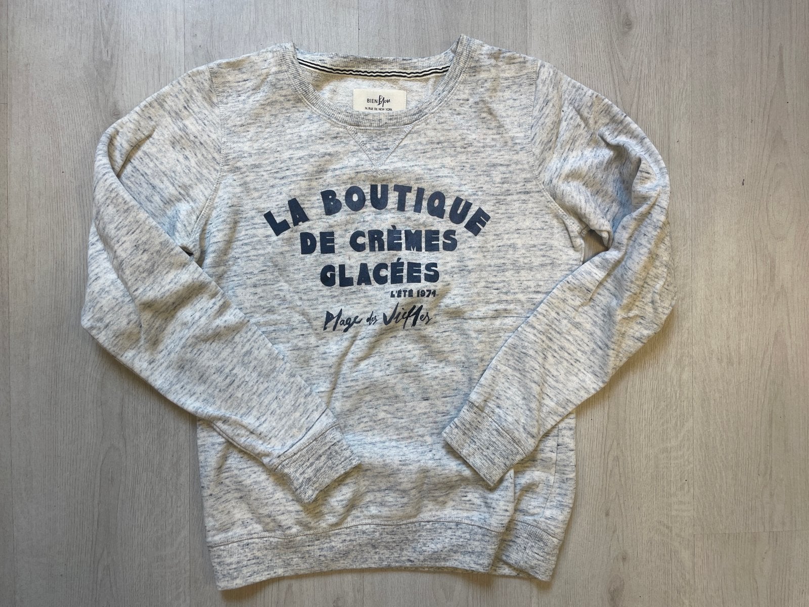 Bien Bleu Sweater - La Boutique de Crèmes Glacées, Ophalen of Verzenden, Zo goed als nieuw, Maat 36 (S), Grijs