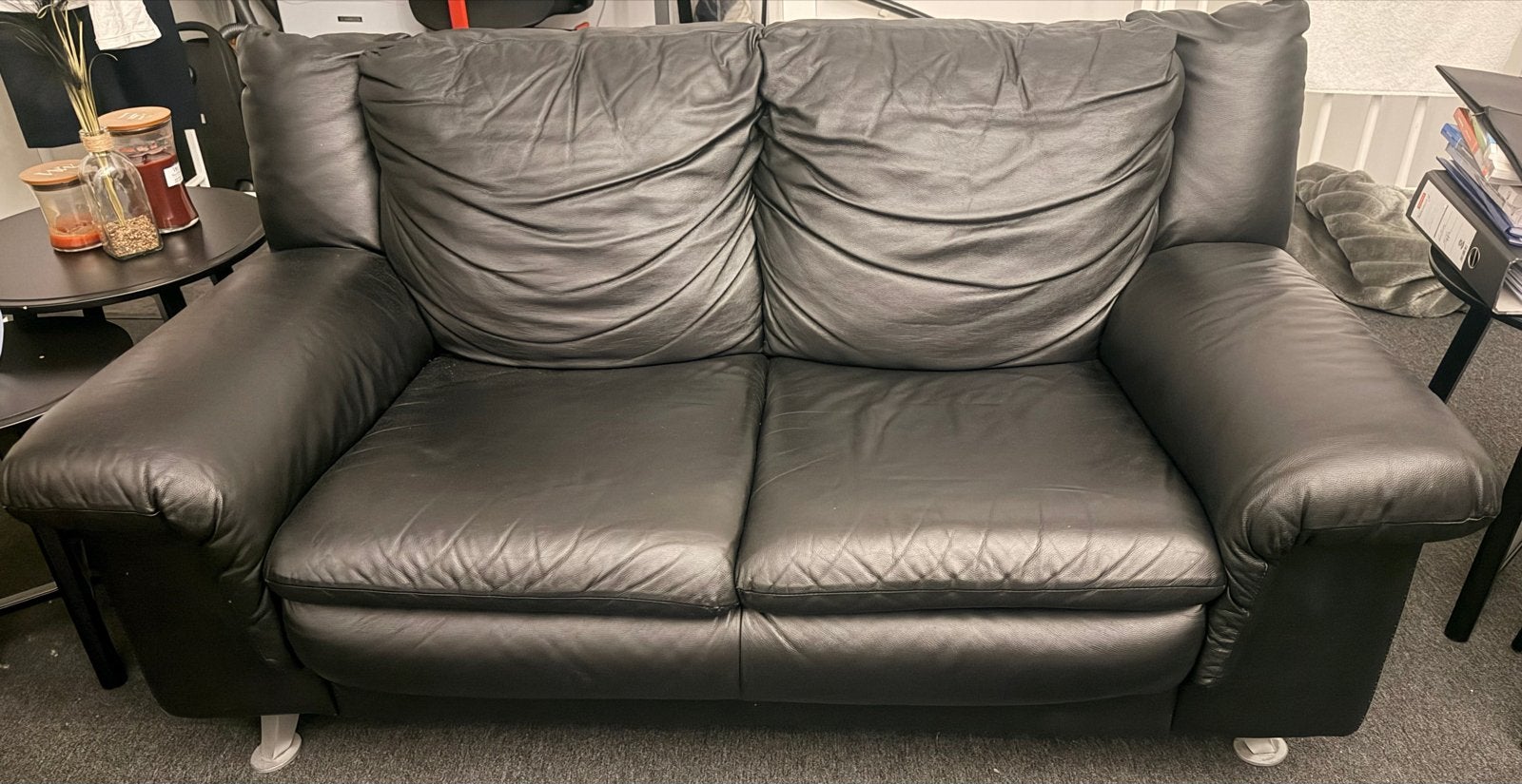 Comfortabele zwarte leren twee en driezits bank, Gebruikt, 150 tot 200 cm, Tweepersoons, Ophalen of Verzenden