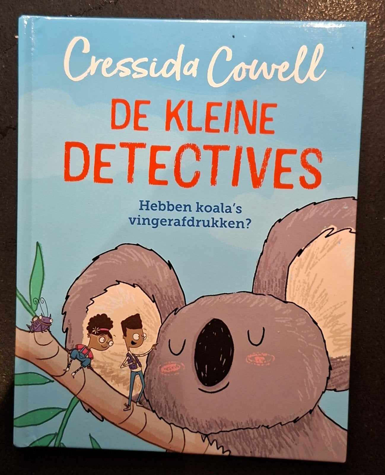De Kleine Detectives - Hebben koala's vingerafdrukken?, Ophalen of Verzenden, Zo goed als nieuw, Cressida Cowell, Fictie algemeen