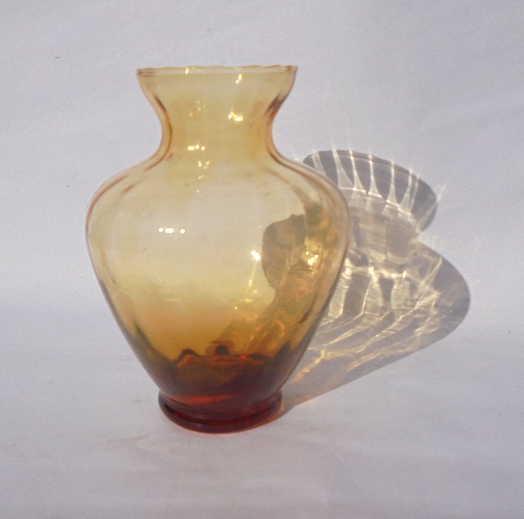 Oud okergeel dun glazen vaasje, hoogte: 13 cm., Antiek en Kunst, Ophalen of Verzenden