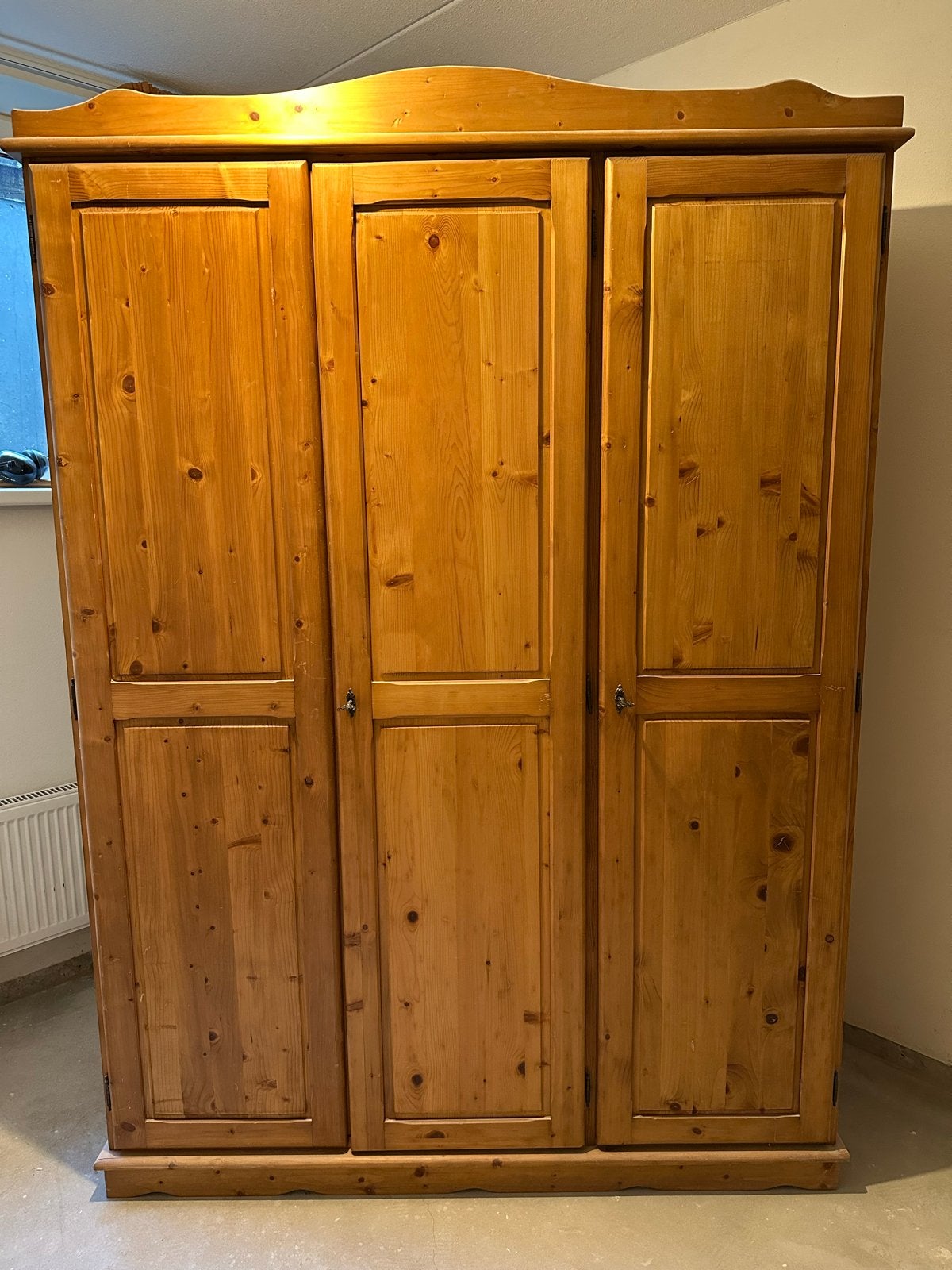 Massief grenen kledingkast met 3 deuren en planken, Huis en Inrichting, Ophalen, Gebruikt, 100 tot 150 cm, 200 cm of meer