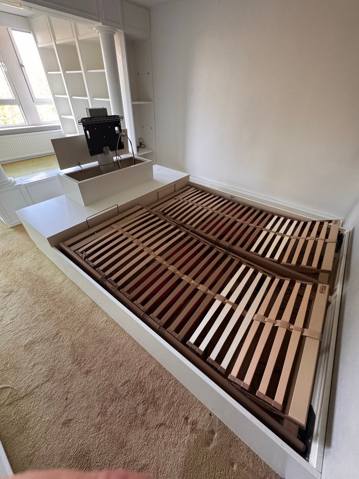 Swissflex bed met lattenbodem, 2 Geltex matrassen en tv-kast, Ophalen, Gebruikt, Wit, Tweepersoons