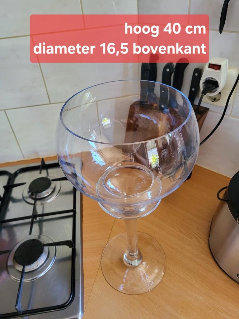 Grote glazen vaas op voet, Ophalen