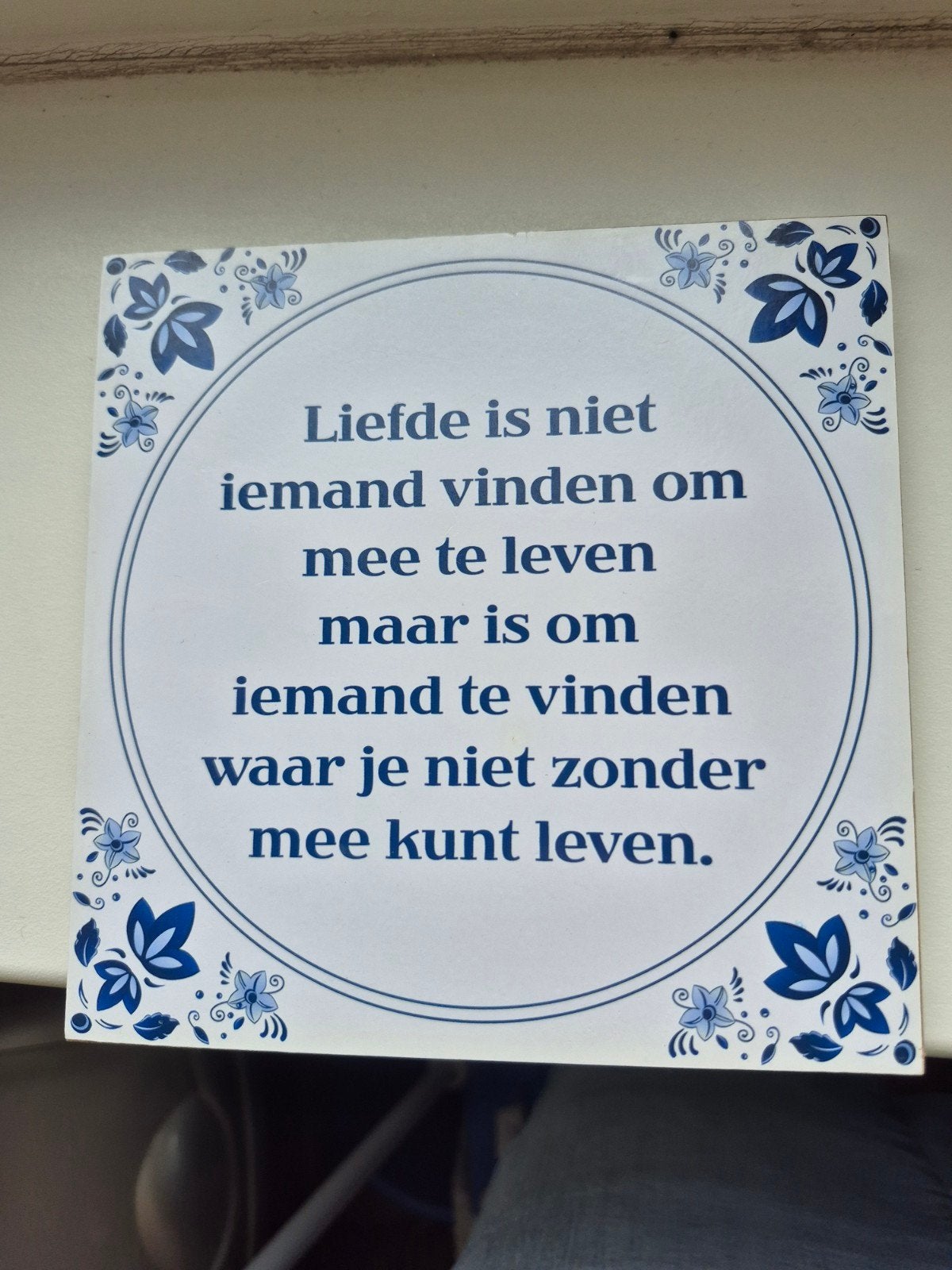 Spreuk tegel liefde is niet iemand vinden om mee te leven..., Ophalen of Verzenden