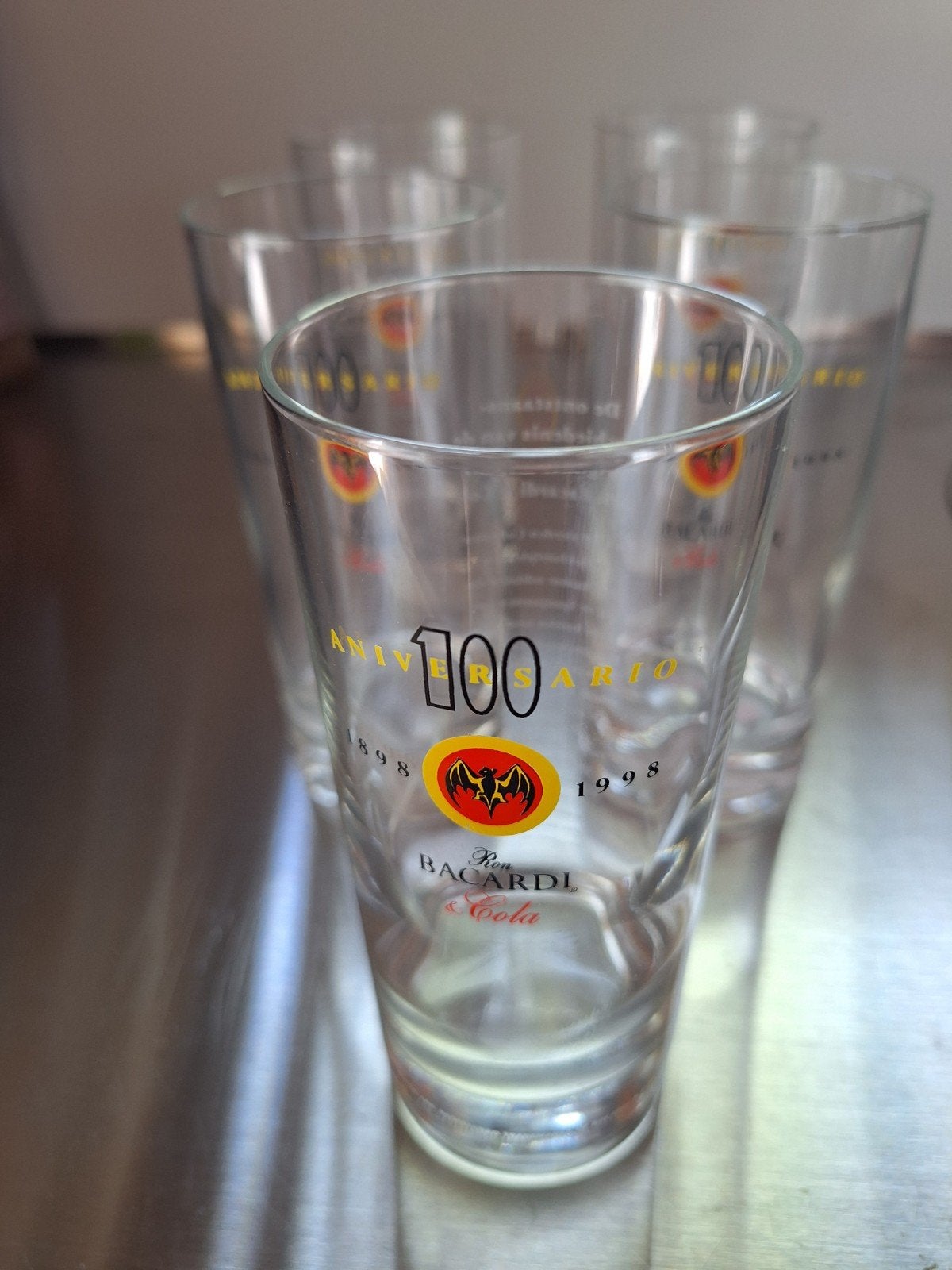 BACARDI & COLA 100 jaar jubileum glazen 1898 - 1998 5 stuks, Ophalen of Verzenden, Zo goed als nieuw, Borrel- of Shotglas