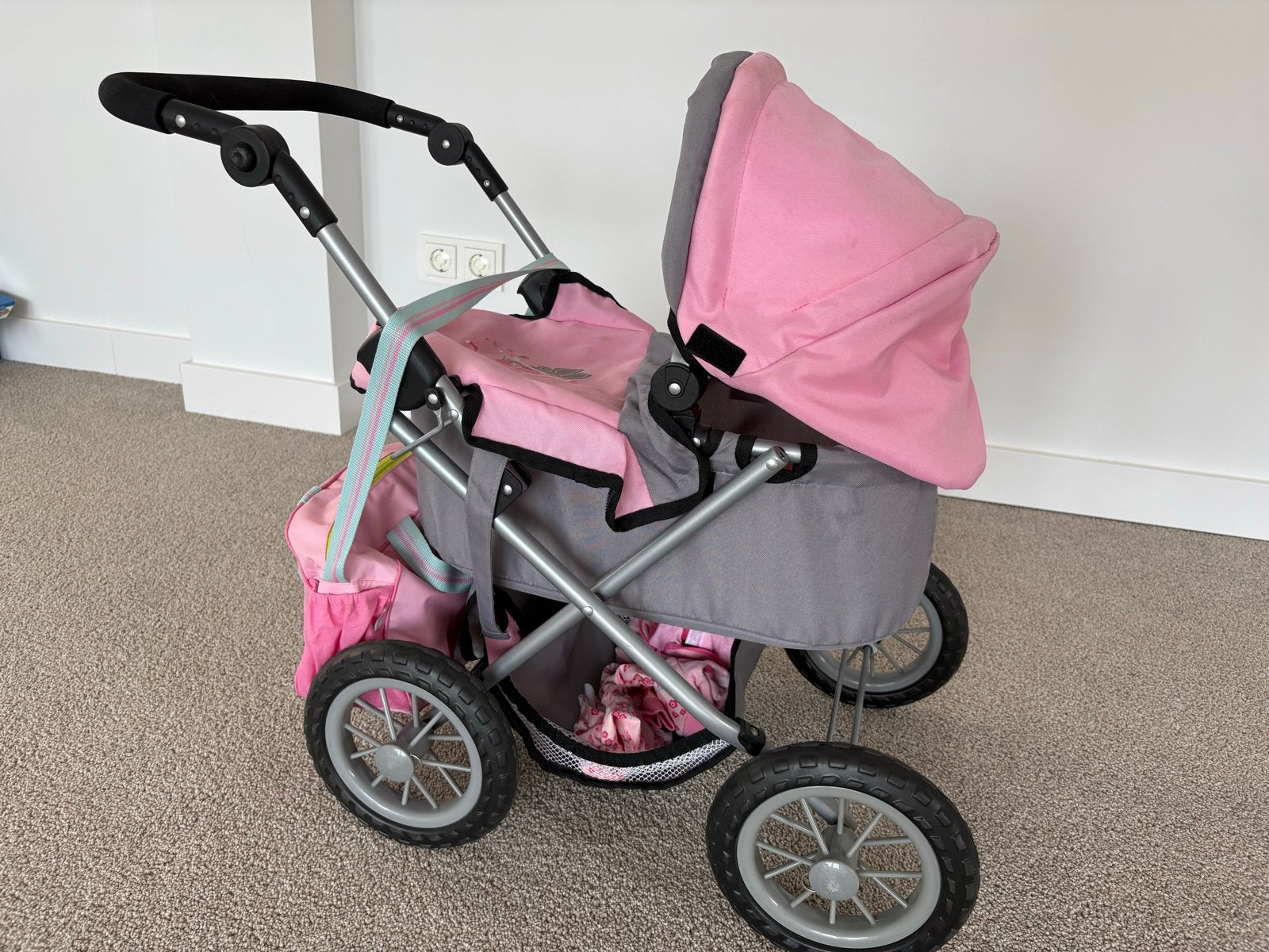 Roze poppenwagen Bayer Design met pop en slaapzak, Gebruikt, Verstelbare duwstang, Ophalen, Kinderwagen