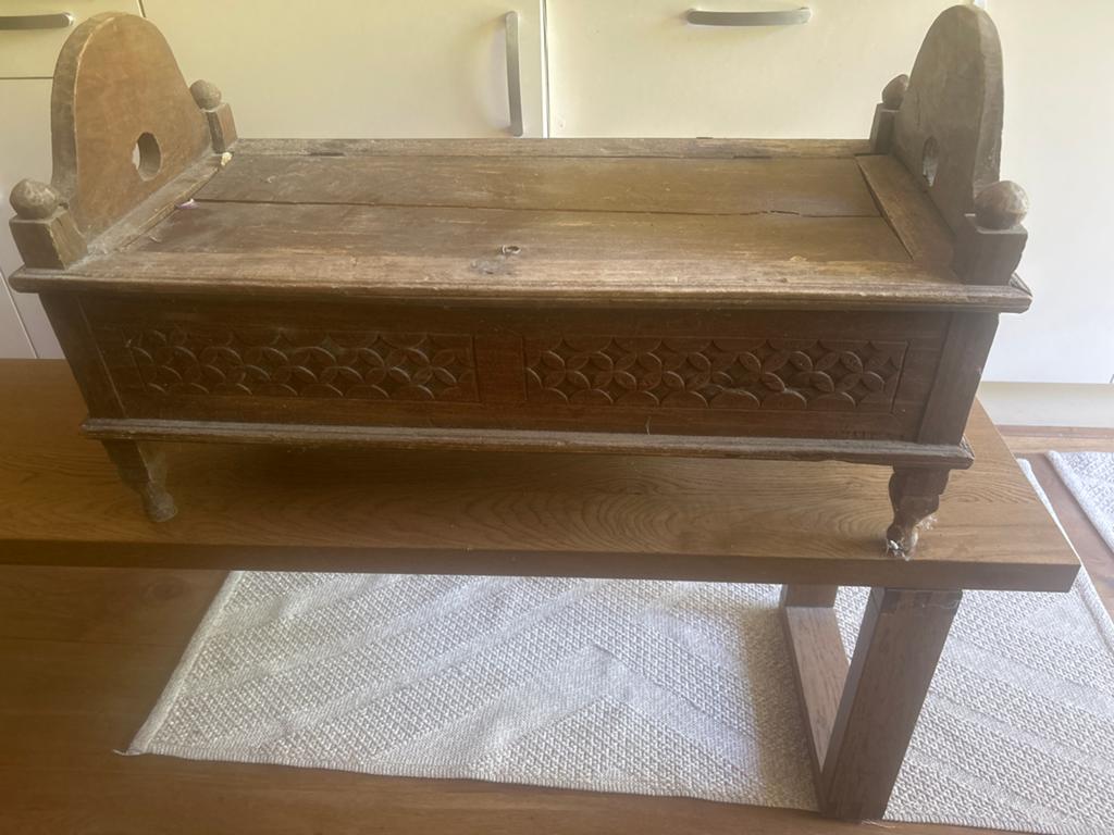 Antieke houten wieg/kistje met houtsnijwerk, Ophalen of Verzenden