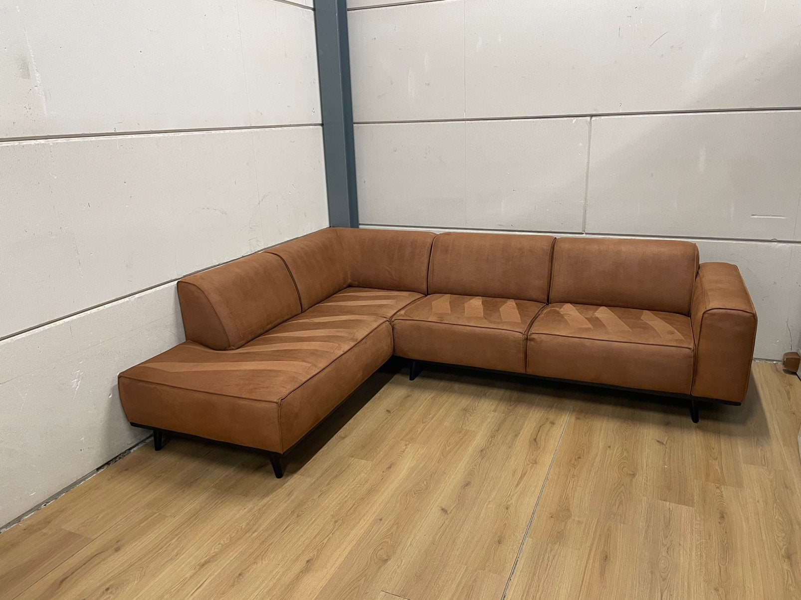 Mooie luxe suede cognac bruine hoekbank - GEREINIGD!!!
