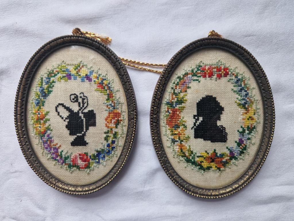 Twee vintage - retro  geborduurde schilderijtjes, Huis en Inrichting, Woonaccessoires | Schilderijen, Tekeningen en Foto's, Minder dan 50 cm