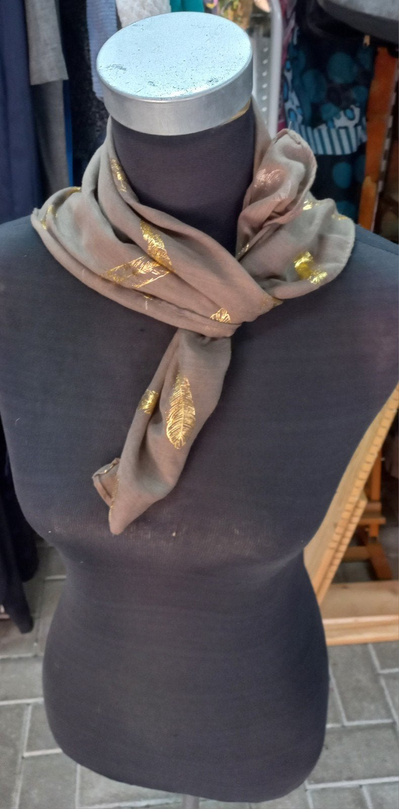 Stijlvolle sjaal met gouden verenprint, Kleding | Dames, Ophalen of Verzenden, Zo goed als nieuw, Maat 46/48 (XL) of groter, Sjaal