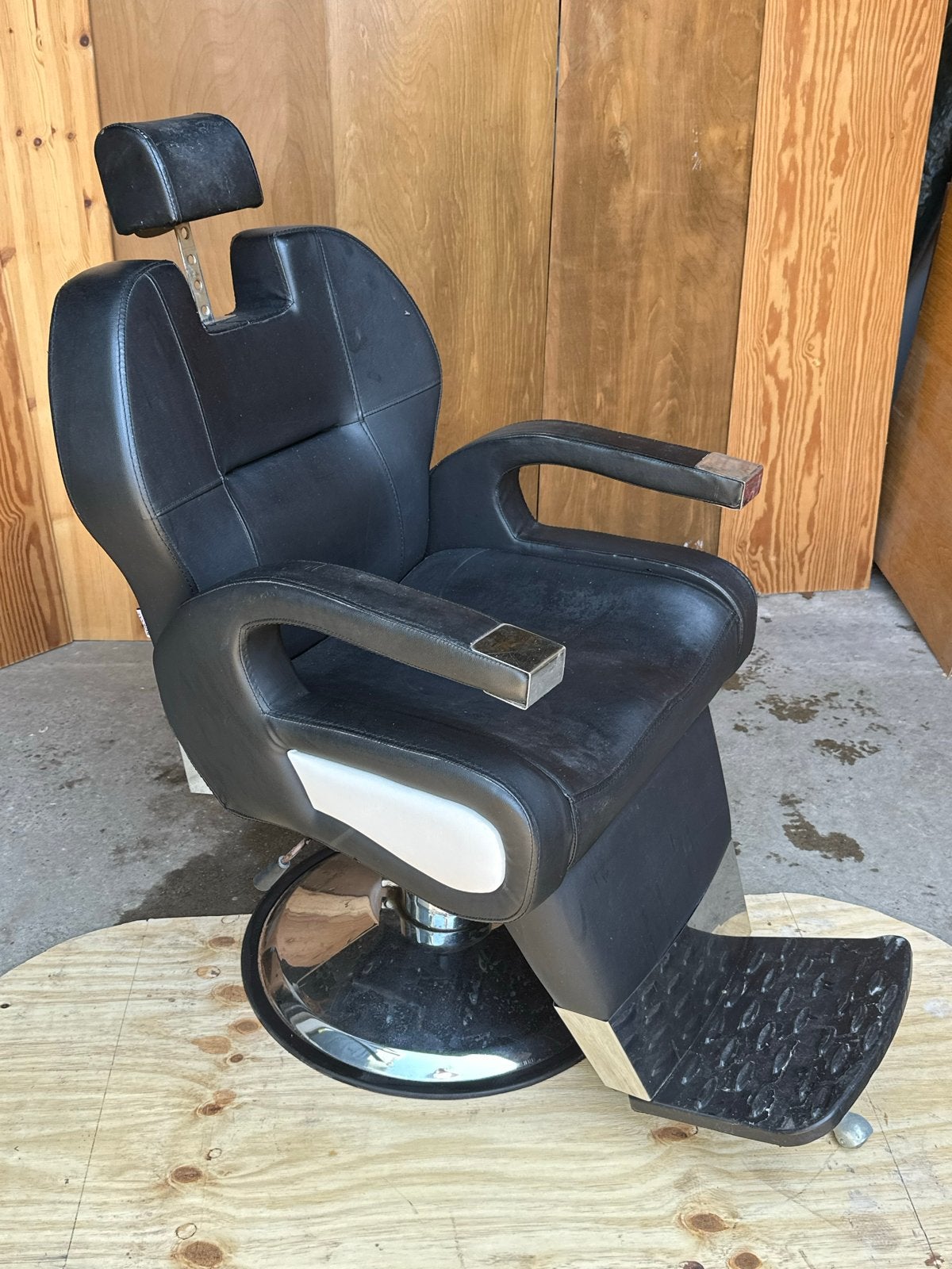 Barberstoelen - 1 stoel in goede staat, 1 stoel defect, Huis en Inrichting, Stoelen, Ophalen, Gebruikt, Drie, Zwart