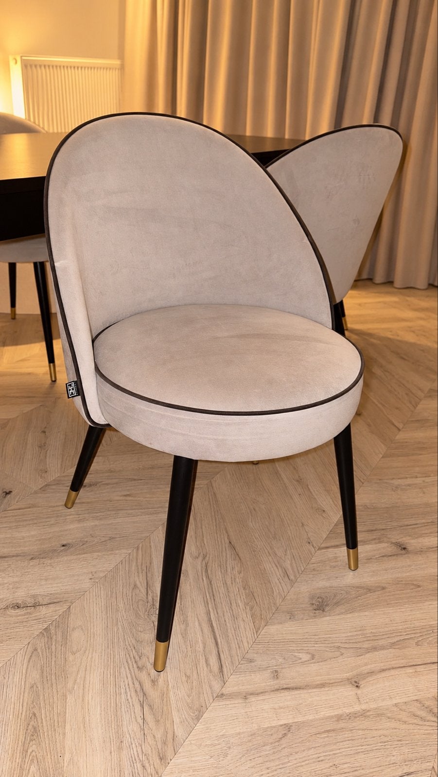 6x Eichholtz cooper Eetkamerstoelen – Savona Greige Velvet, Huis en Inrichting, Ophalen, Overige kleuren, Zo goed als nieuw, Stof