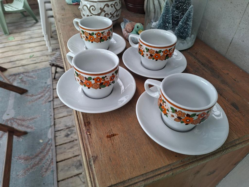4 X kopjes met schotel uit de jaren 60, Ophalen of Verzenden