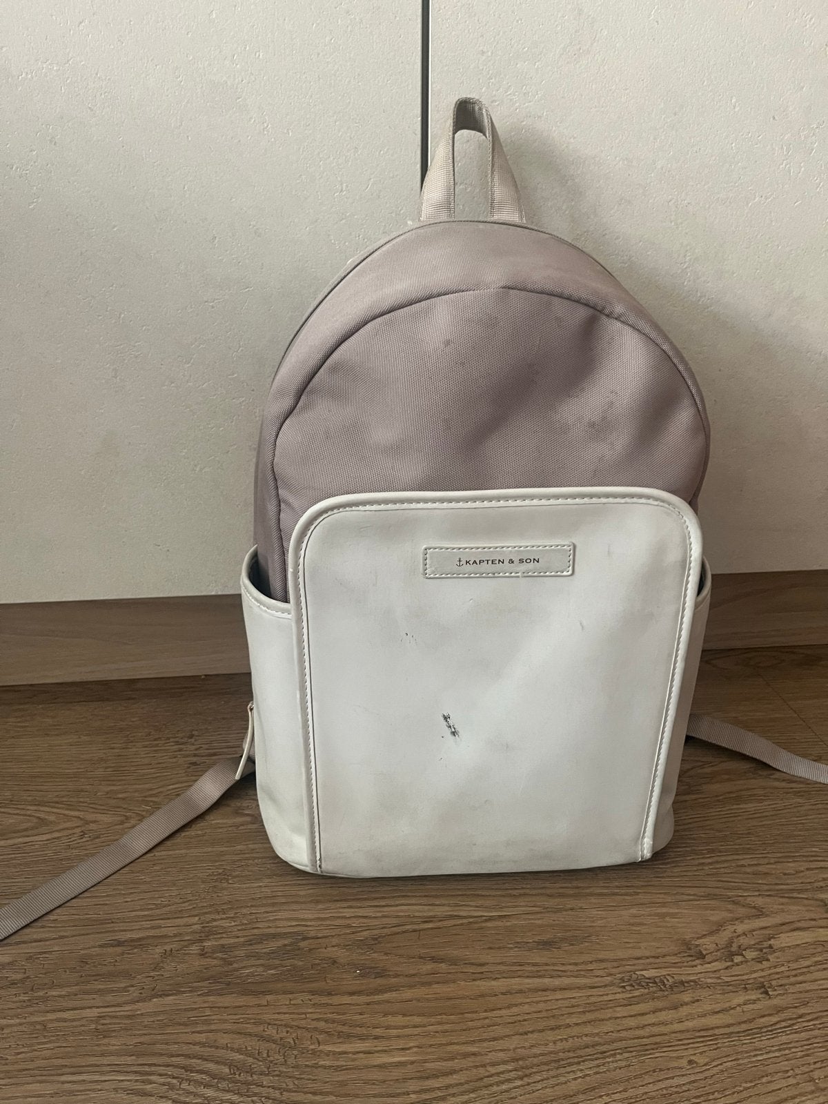 Kapten & Son rugzak - Grijs/Beige met wit voorvak, Sieraden, Tassen en Uiterlijk, Tassen | Rugtassen, Ophalen, Gebruikt, 25 tot 40 cm