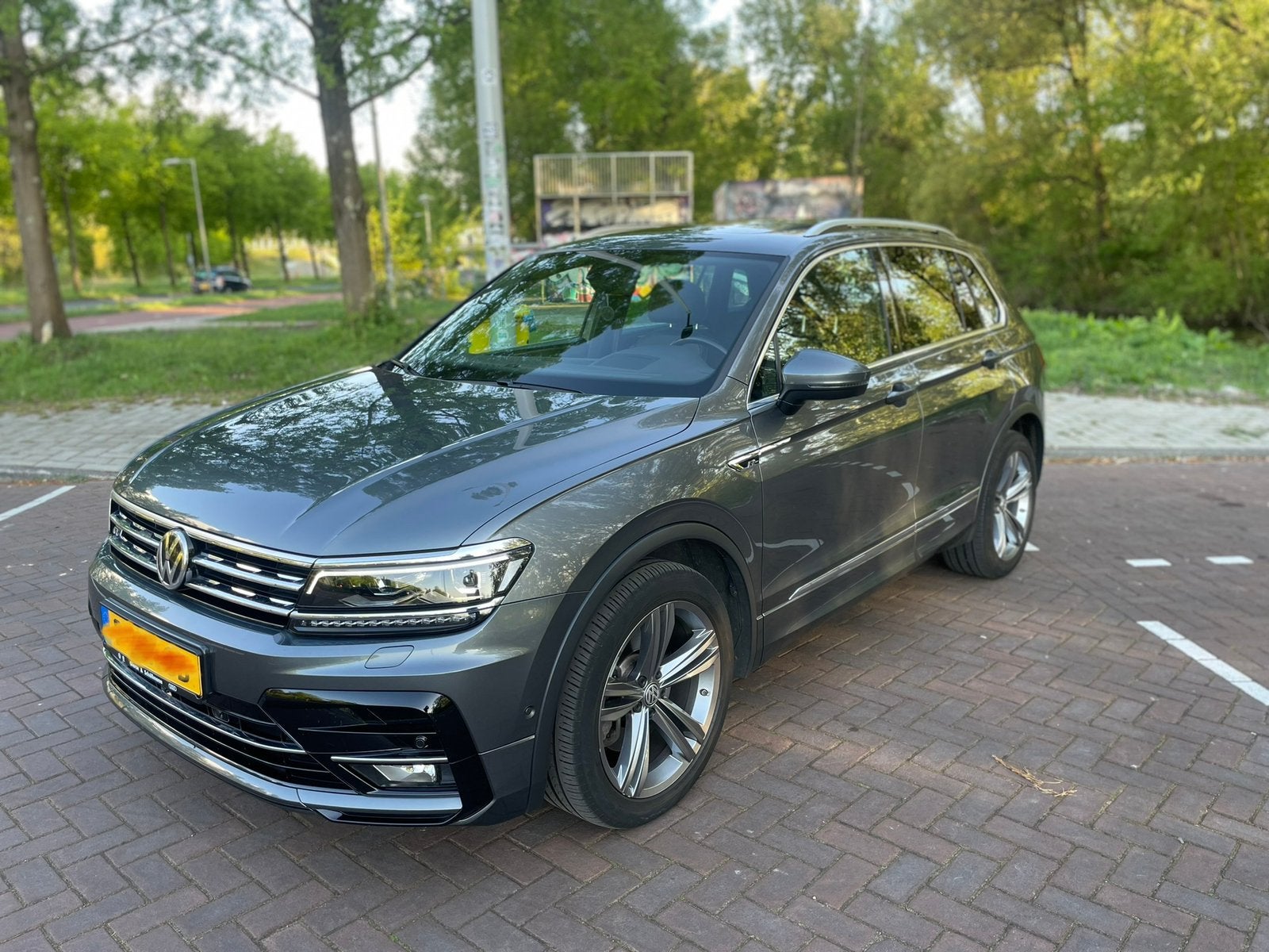 Volkswagen Tiguan 2.0 TDI 4MOTION DSG 2018 Grijs Pano Full, Auto's, Automaat, 1655 kg, 2500 kg, Diesel