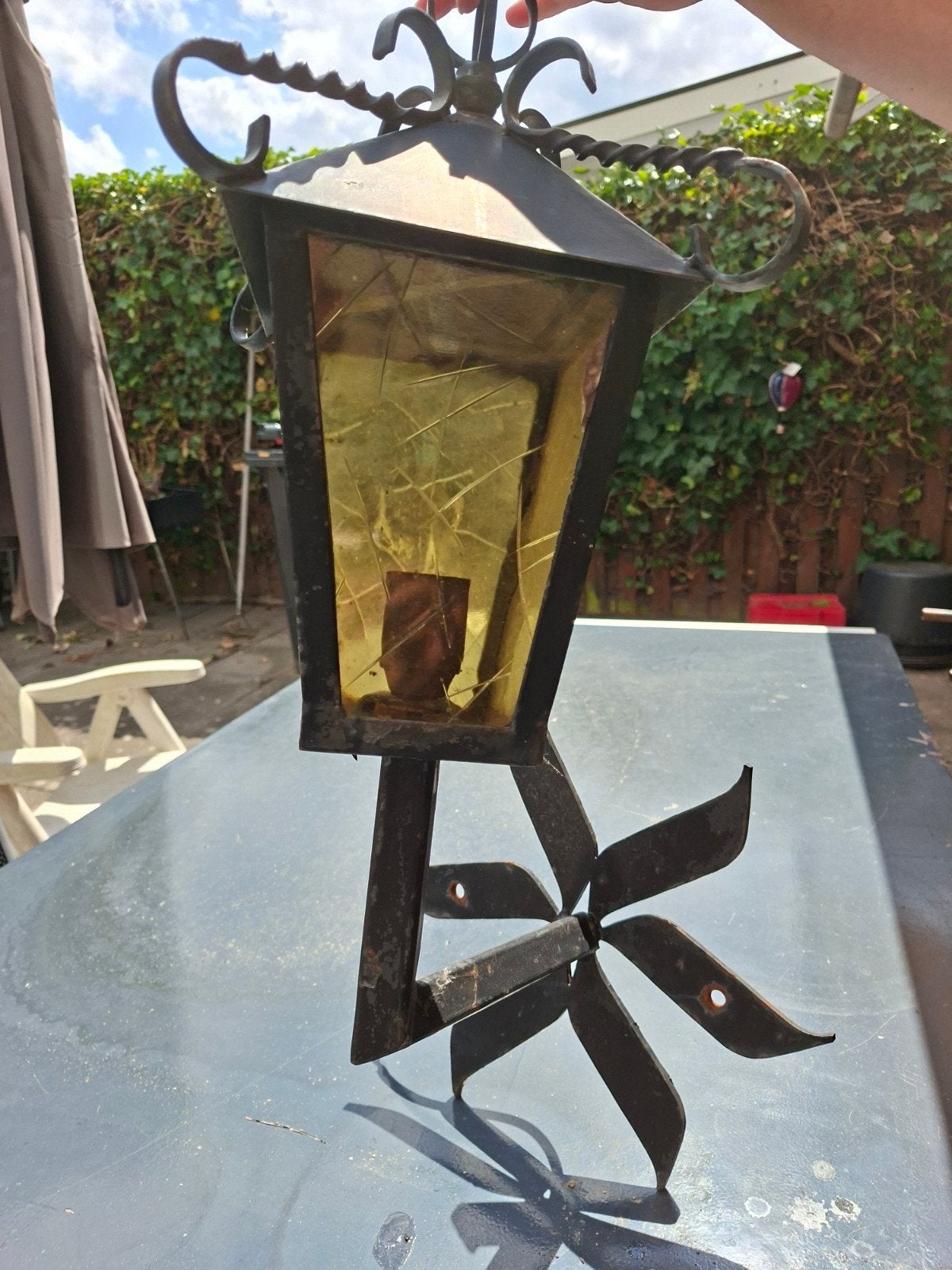Antieke smeedijzeren wandlamp met geel glas, Antiek en Kunst, Ophalen
