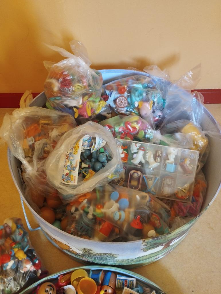 Grote doos met kindersurprise verzameling van 1990-2008, Ophalen, Zo goed als nieuw, Hardplasticfiguren