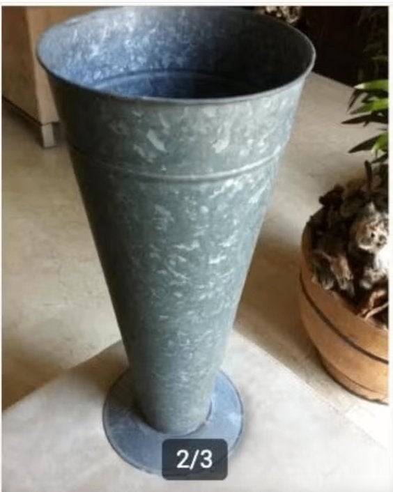 Vaas zink hoogte 63 cm diameter 24 cm, Ophalen of Verzenden, Zo goed als nieuw, Metaal, 63 cm
