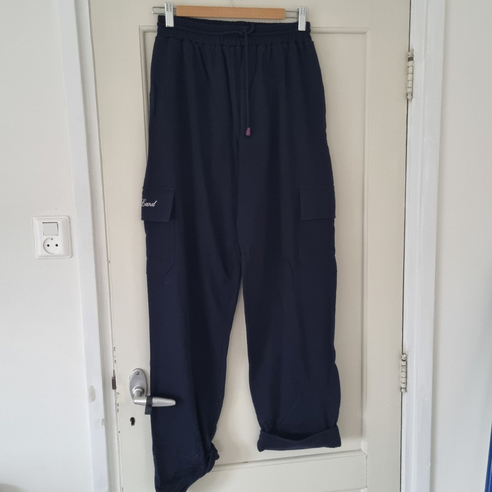 Donkerblauwe jogging achtige broek met cargo zakken aan de z, Blauw, Maat 42/44 (L), Nieuw, Ophalen of Verzenden