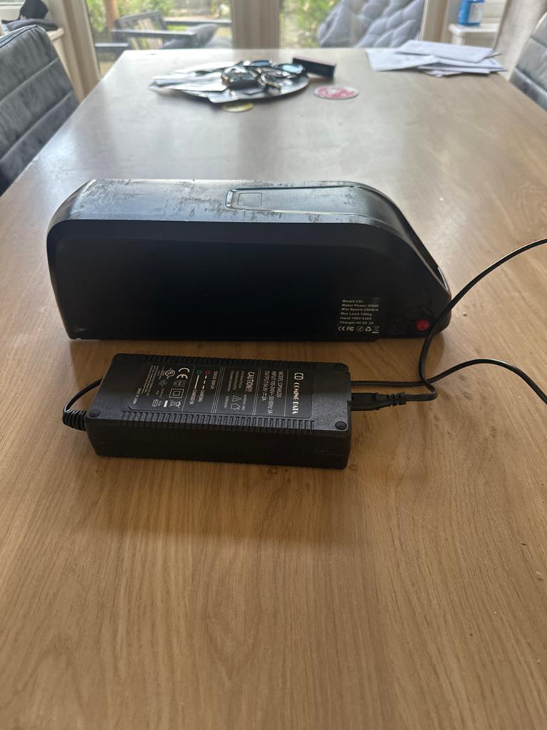 E-bike accu met lader voor fatbike, Ophalen, Gebruikt