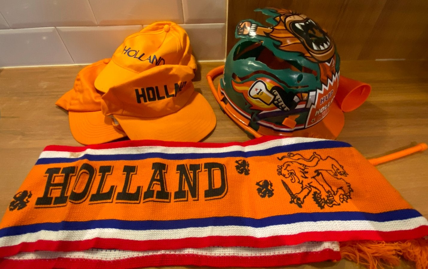 Oranje Voetbal Feest Artikelen; Sjaal, Petten en Helm, Ophalen of Verzenden, Gebruikt, Feestartikel, Oranje of Koningsdag