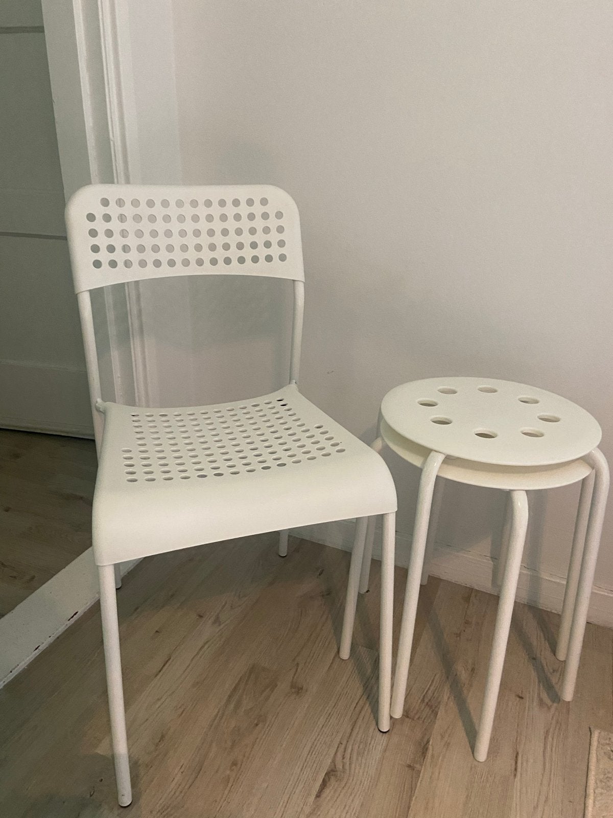 Witte IKEA ADDE stoel en MARIUS krukken (set), Ophalen, Kunststof, Gebruikt, Drie