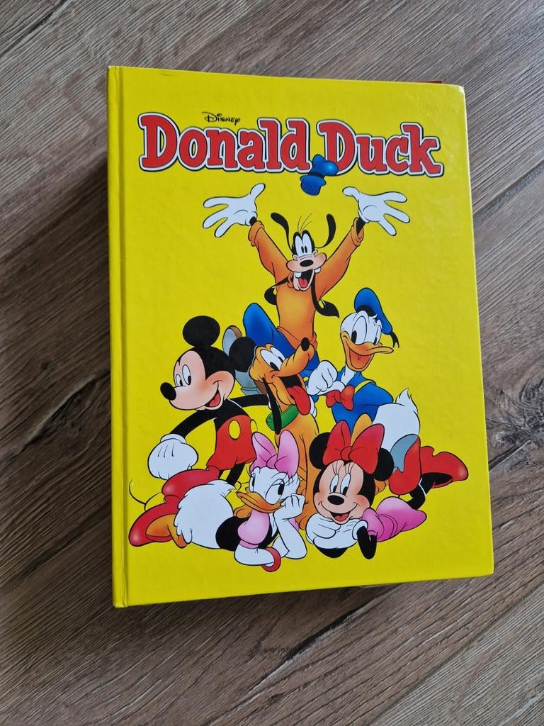 2 Donald Duck ringbanden met strips uit 2019 en 2020., Gelezen, Europa, Ophalen of Verzenden, Meerdere comics