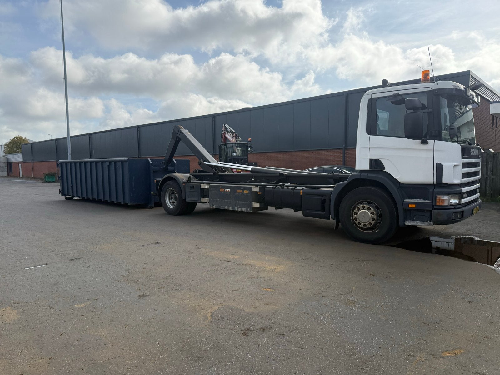 Scania p94  4x2 haakarm containerauro, Particulier, Te koop