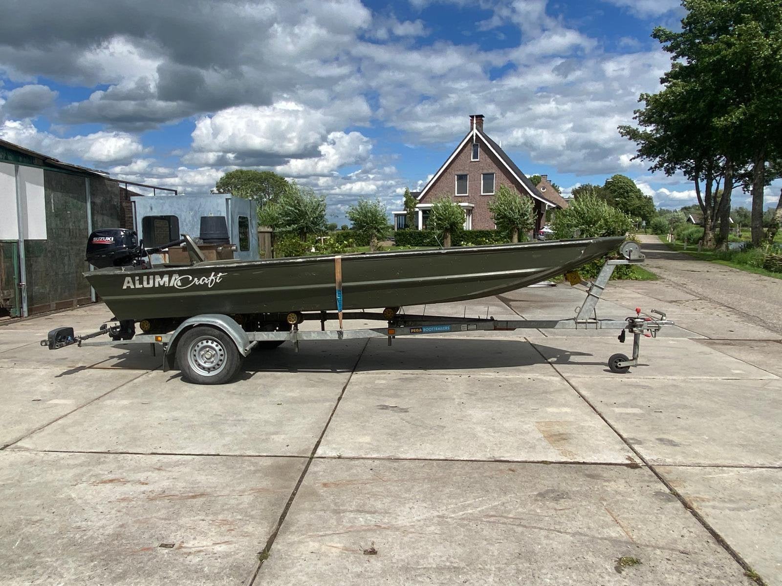 boot met trailer en buitenboordmotor, Watersport en Boten, Boottrailers, Ophalen, Zo goed als nieuw, Minder dan 6 meter, Overige typen