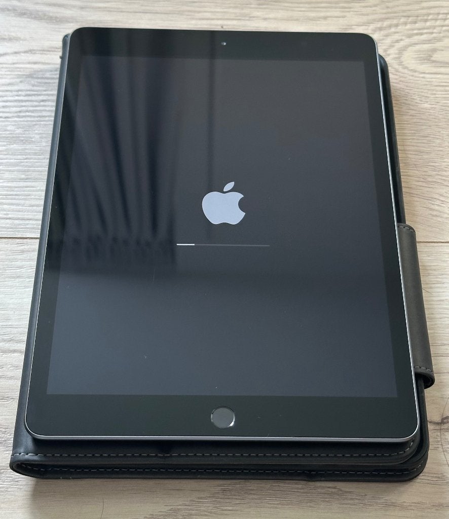 iPad 8e generatie Space Grey met 360 graden hoes, 10 inch, 32 GB, Apple iPad, Ophalen of Verzenden