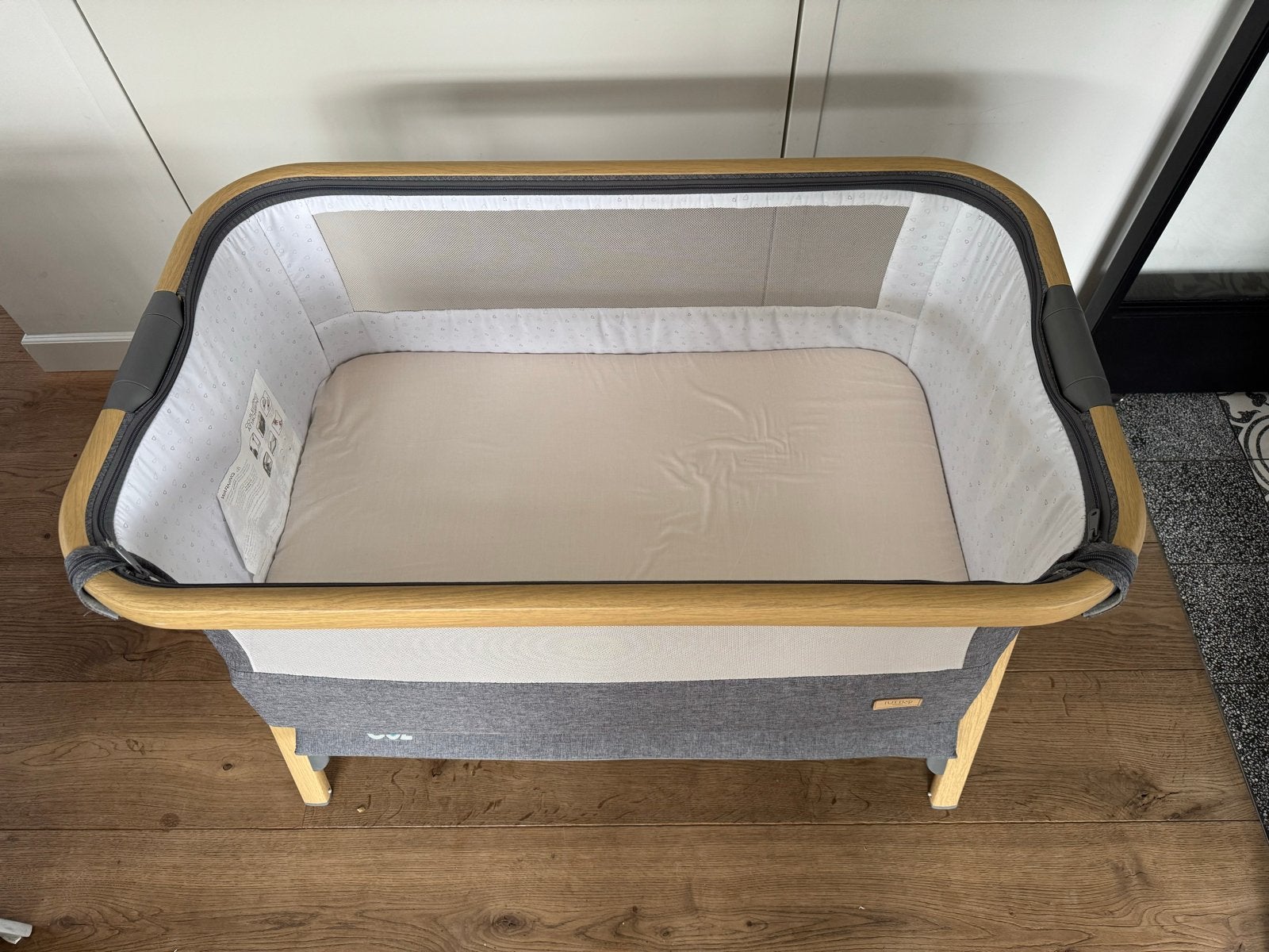 Tutti Bambini CoZee Bedside Co-Sleeper Wieg incl hoeslakens, Kinderen en Baby's, Babywiegjes en Ledikanten, Ophalen, Zo goed als nieuw