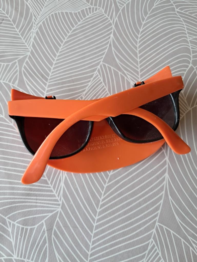 Zonnebril met grappige tekst - 'Ik kijk even niet', Overige merken, Gebruikt, Zonnebril, Oranje