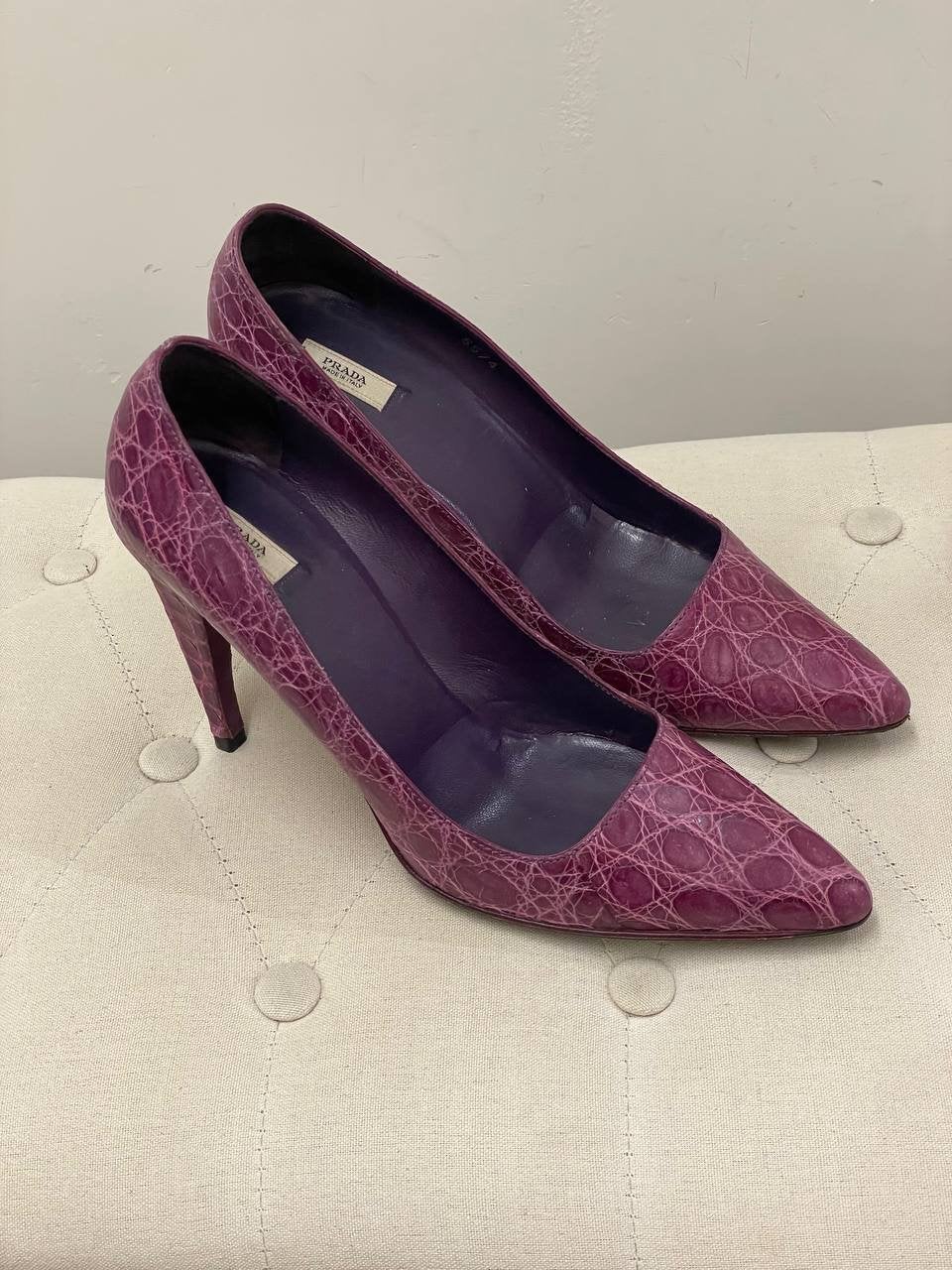 Prada paarse pumps met krokodillenprint, Kleding | Dames, Ophalen of Verzenden, Gedragen, Overige kleuren, Pumps