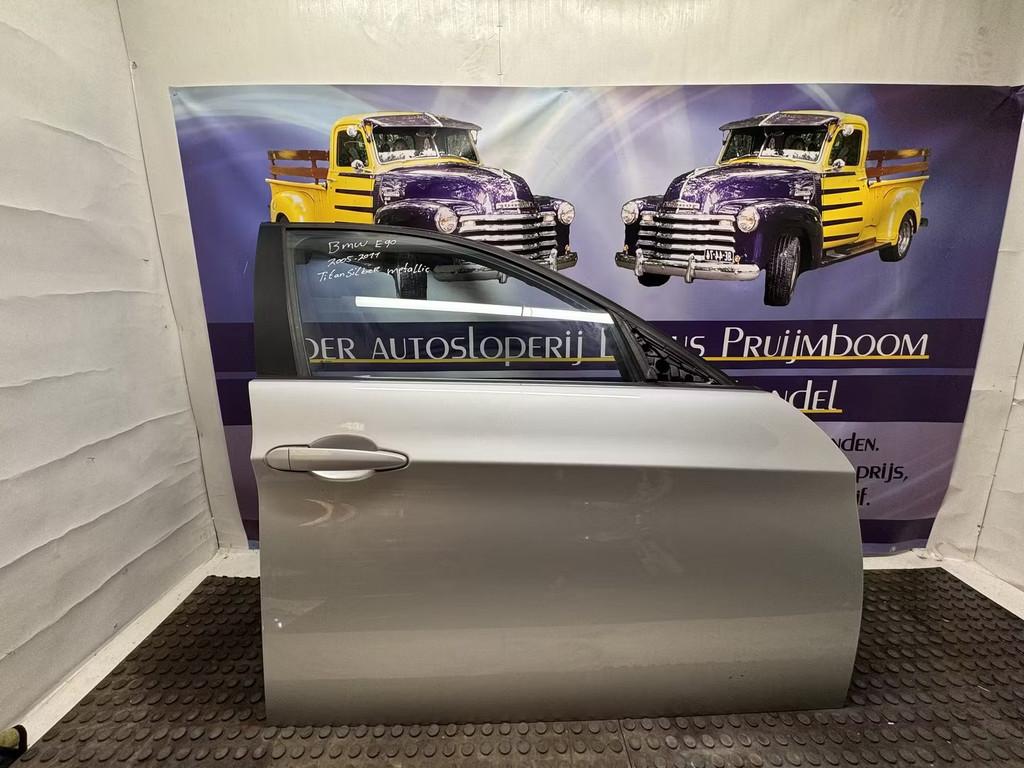 BMW e90 deur rechts voor titansilber metallic, Petuelring 130
80788  Munich, DE, Gebruikt, Deur, Info@bmw.de