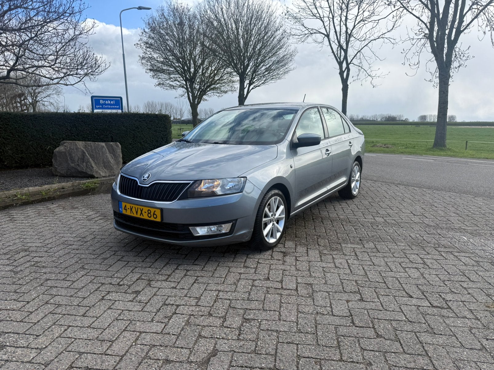 Skoda Rapid 1.2 TSI 63KW 2013 Grijs, Auto's, Skoda, Voorwielaandrijving, Stof, Zwart, 4 cilinders