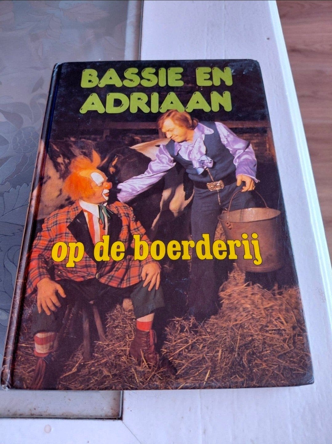 Vintage Bassie en Adriaan Boek - Op de boerderij (1981)., Ophalen of Verzenden, Gelezen, Fictie algemeen