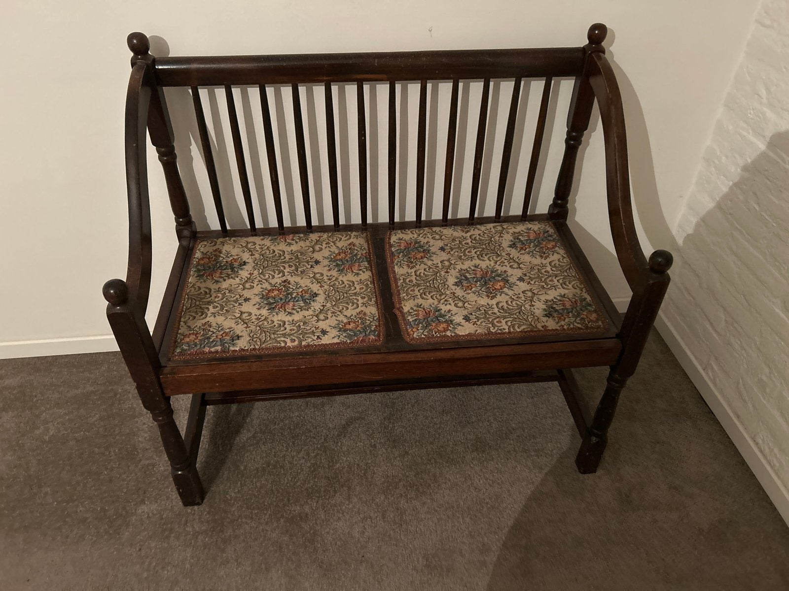 Vintage 2-persoons bankje met geborduurde zitting, Antiek en Kunst, Antiek | Meubels | Stoelen en Banken, Ophalen