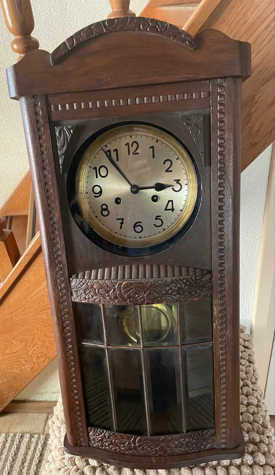 Antieke houten wandklok met slinger, Ophalen