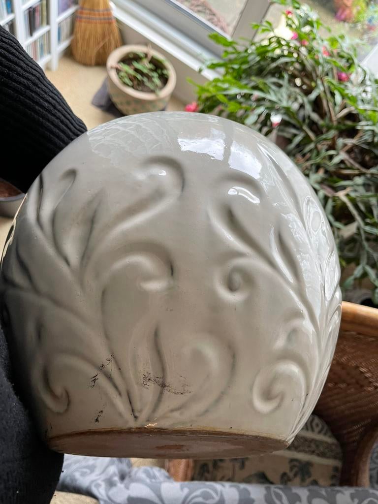 Witte bloempot met schotel binnen of buiten, Tuin en Terras, Bloempotten, Rond, Binnen, Ophalen of Verzenden, Zo goed als nieuw