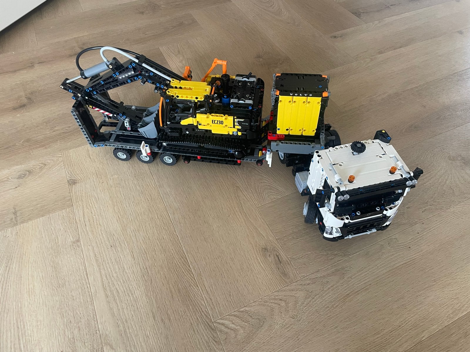 Lego Technic Volvo Graafmachine en Vrachtwagen, Ophalen, Zo goed als nieuw, Overige merken