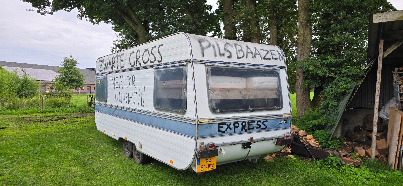 Oude caravan voor opknap of onderdelen, Particulier, Rondzit