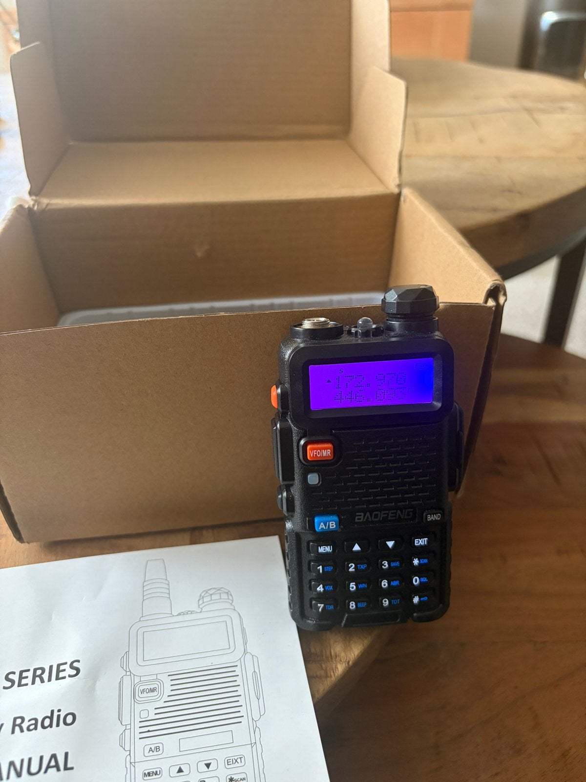 Baofeng UV-5R Portofoon met Oplader - Nieuw in Doos, Telecommunicatie, Portofoons en Walkie-talkies, Nieuw, Ophalen of Verzenden