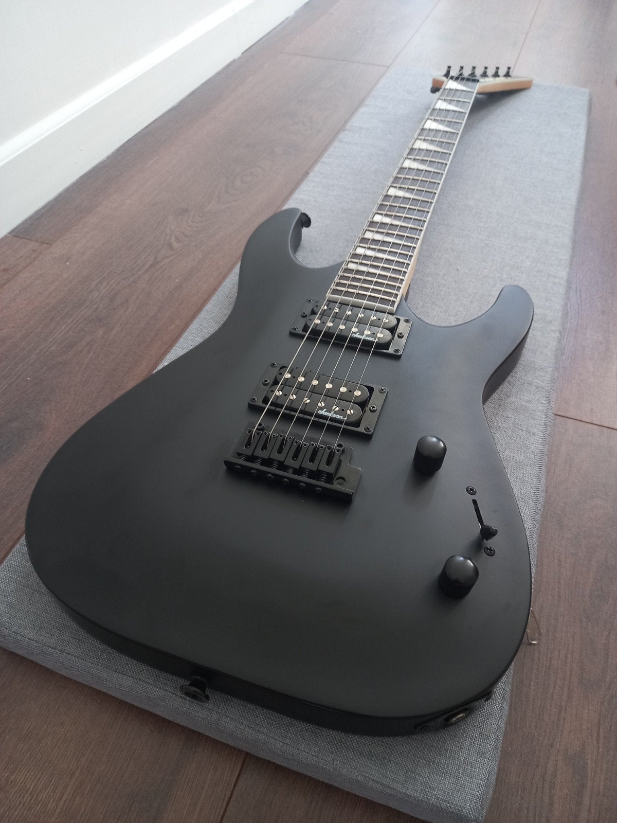 Jackson JS22 Dinky Satin Black, uitstekende staat!, Muziek en Instrumenten, Ophalen of Verzenden, Zo goed als nieuw, Solid body