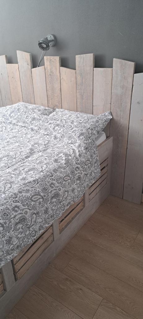 2 persoons bed van steigerhout, Huis en Inrichting, Slaapkamer | Complete slaapkamers, Ophalen, Zo goed als nieuw, Tweepersoons