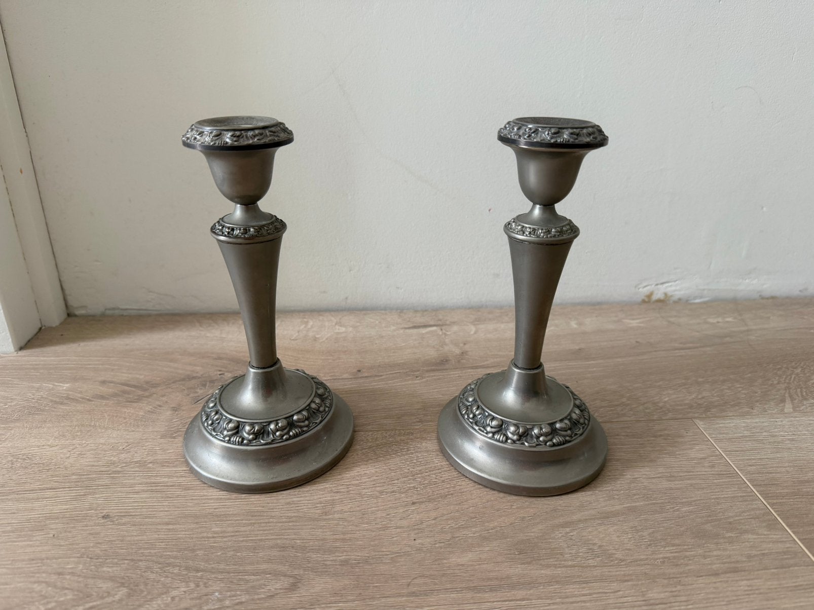 2 verzilverde kandelaars, Ophalen